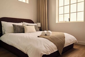 Iron/ironing board, WiFi, bed sheets - Bondi Beach Luxury 2BR - 5 min walk to Sand (Bondi)