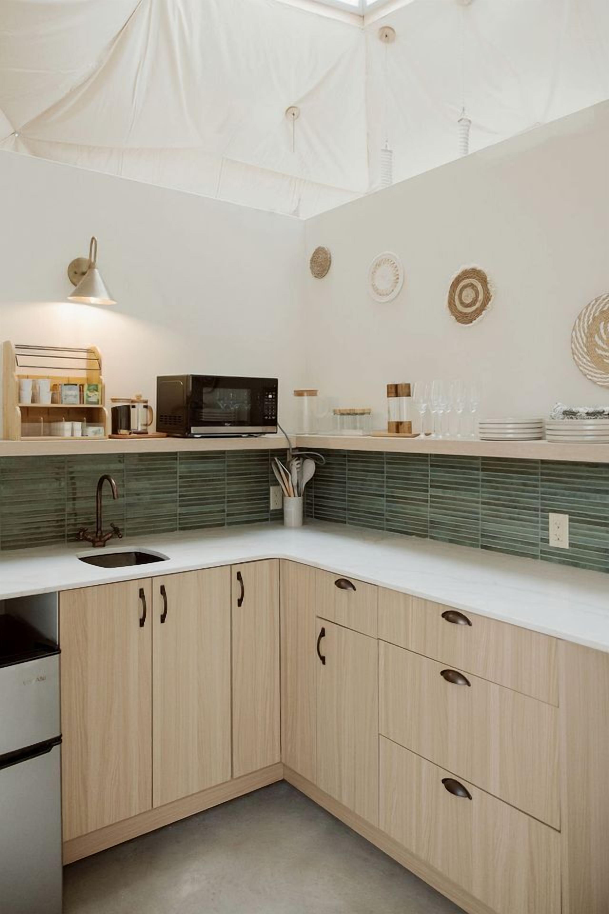 Coffee/tea maker, fridge, microwave, stovetop