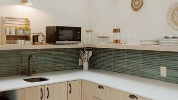 Coffee/tea maker, fridge, microwave, stovetop