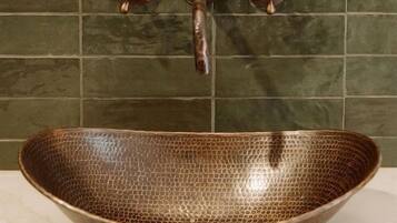 Jetted tub, towels, soap, shampoo