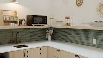 Kühlschrank, Mikrowelle, Herdplatte, Wasserkocher mit Kaffee-/Teezubehör