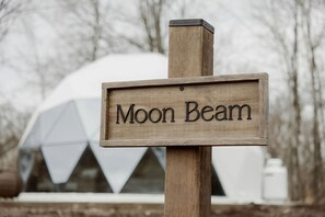 Un senyal de fusta amb la inscripció 'Moon Beam'.