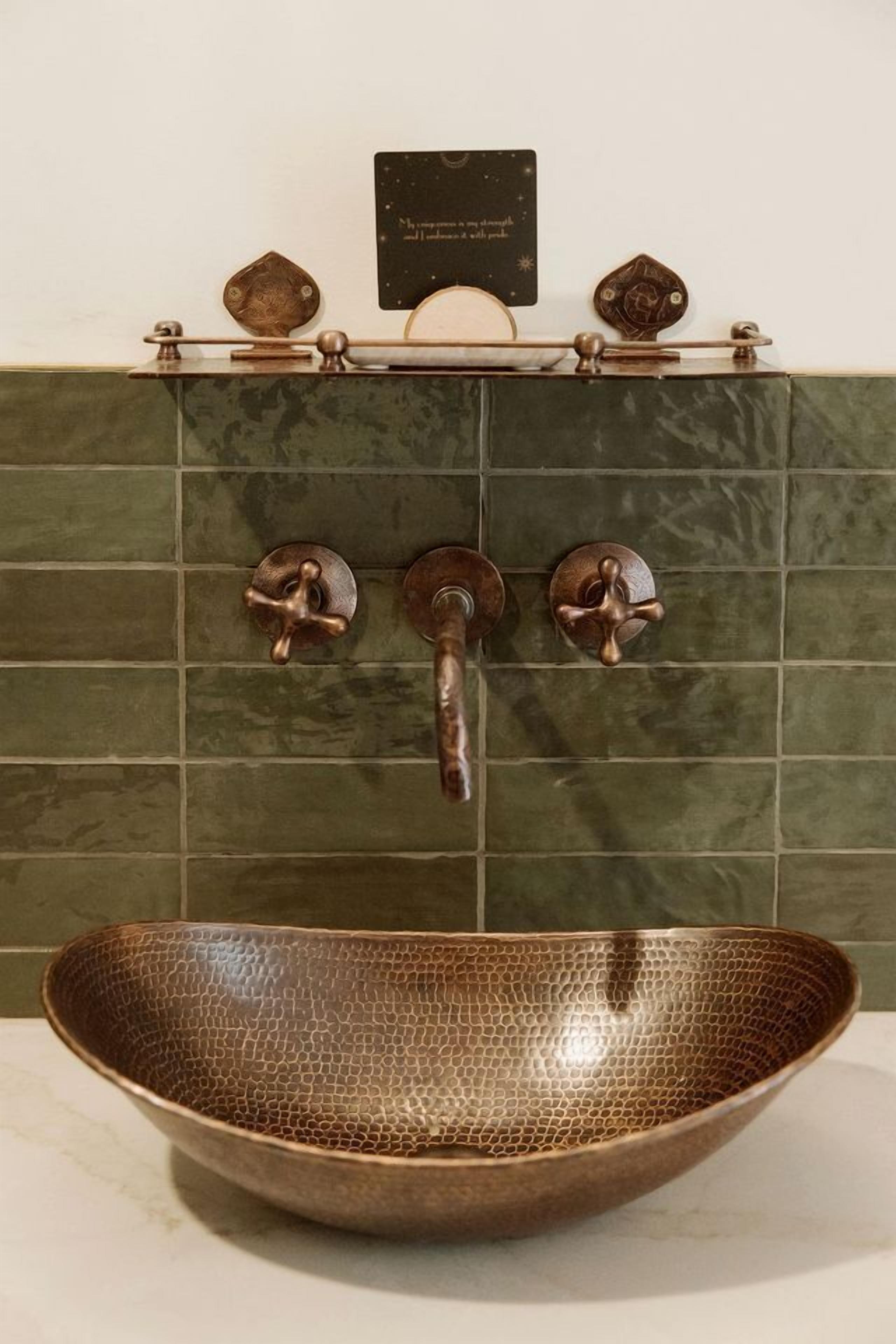 Serviettes fournies, savon, shampooing, papier de toilette