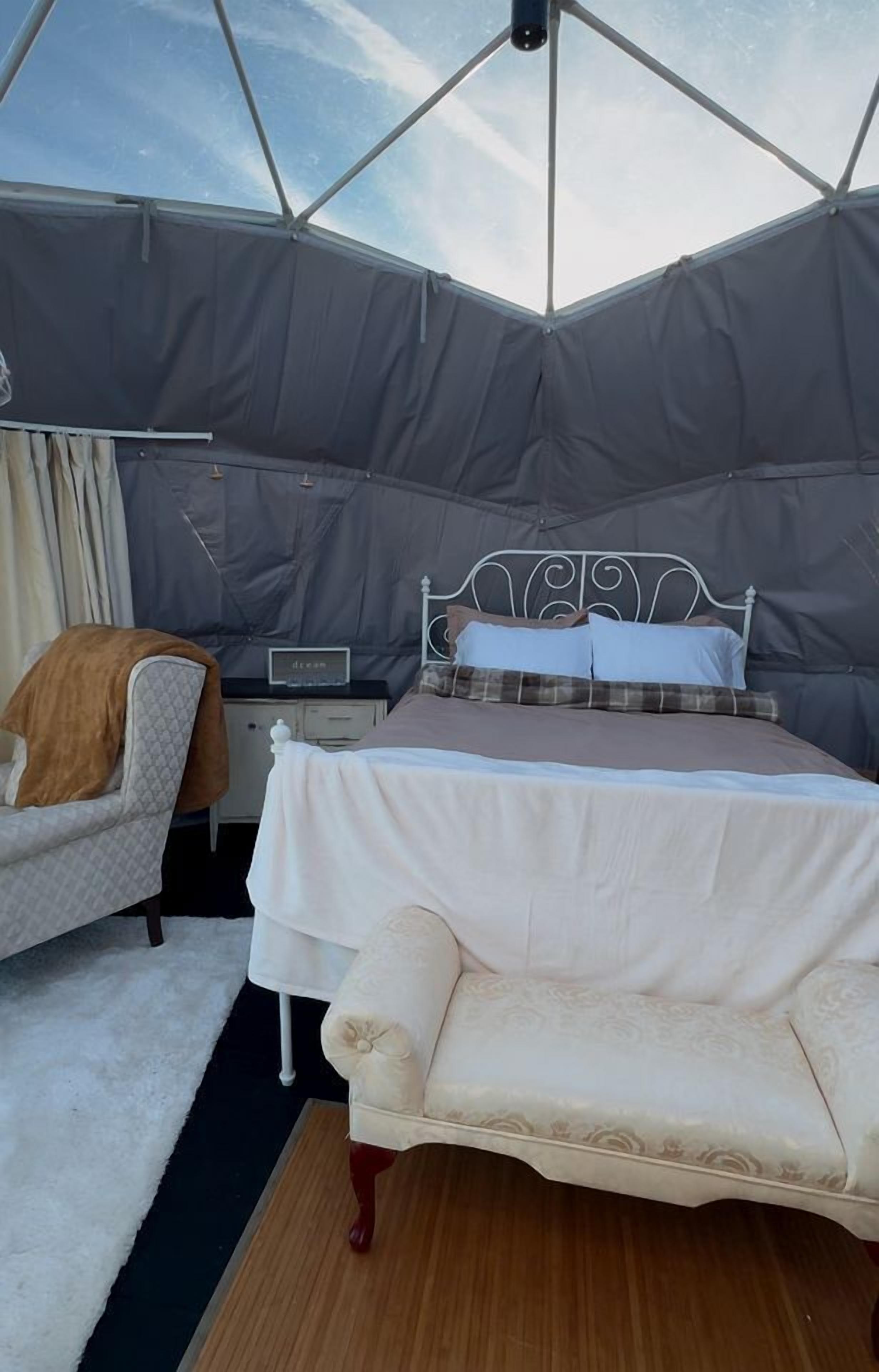 1 bedroom, bed sheets