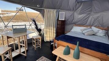 1 bedroom, bed sheets