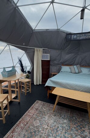 1 bedroom, bed sheets