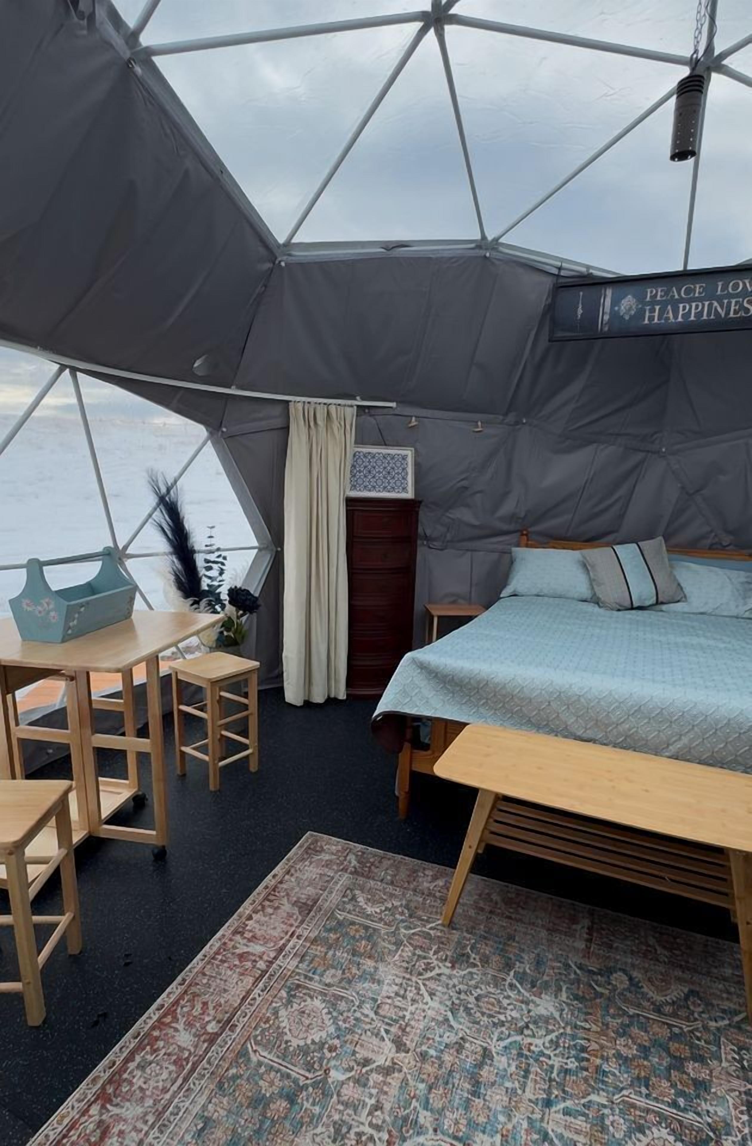 1 bedroom, bed sheets