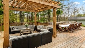 Outdoor dining - Secluded Riverfront Farmhouse with Pool, Hot Tub & Firepit in Ontario, Canada (Marmora)