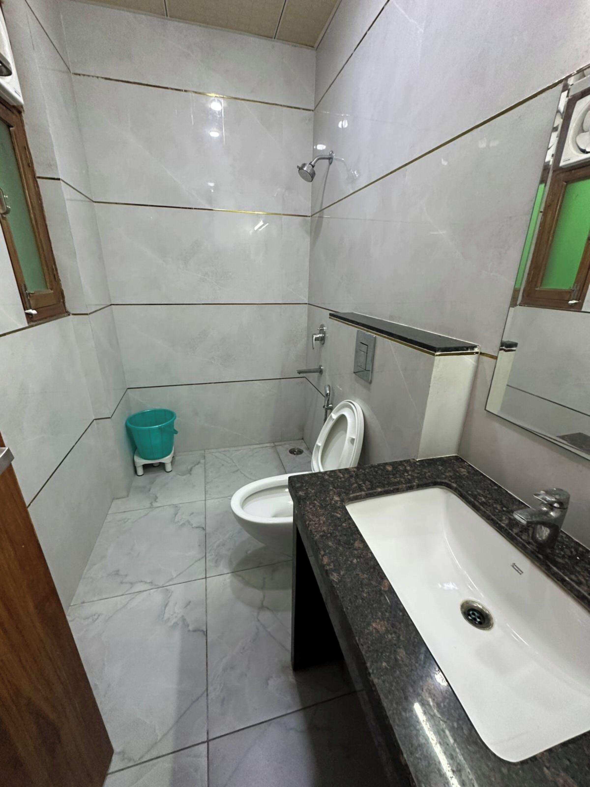 Habitación Deluxe, balcón, vistas a la ciudad | Baño | Ducha, artículos de higiene personal gratuitos y toallas