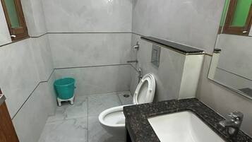 Habitación Deluxe, balcón, vistas a la ciudad | Baño | Ducha, artículos de higiene personal gratuitos y toallas