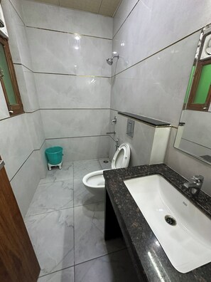 Phòng Deluxe, ban công, quang cảnh thành phố | Phòng tắm | Buồng tắm vòi sen, đồ dùng nhà tắm miễn phí, khăn tắm 
