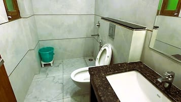 Ducha, artículos de tocador gratuitos, toallas