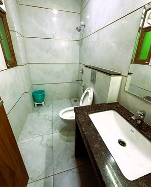 Deluxe Room, Balcony, City View | Bathroom