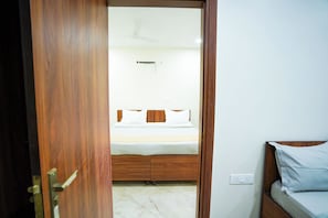 Quarto luxo, sacada, vista para a cidade | Escrivaninha, espaço de trabalho para notebook, Wi-Fi de cortesia