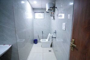 豪華客房, 陽台, 城市景觀 | 浴室 | 淋浴設備、免費盥洗用品、毛巾