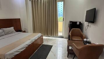 Habitación Deluxe, balcón, vistas a la ciudad | Escritorio, espacio para trabajar con un portátil, wifi gratis