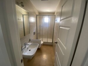 家庭四人房 | 浴室 | 淋浴/盆浴组合、免费洗浴用品、拖鞋、毛巾