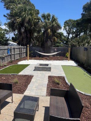 Property grounds - Cozy One Bedroom Close to the beach with Putting Green (Panama City Beach)
