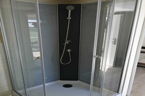 Shower, hair dryer, towels, soap - Vrbo Property (Röbel/Müritz)