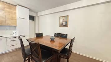 Apartment, Balkon, Gartenblick | Speisen