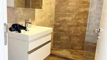 Apartment, Balkon, Stadtblick | Badezimmer