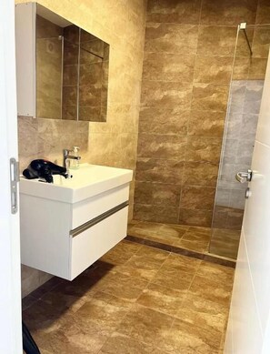 Apartment, Balkon, Stadtblick | Badezimmer