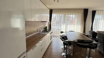 Apartment, Balcony, City View | Dapur peribadi