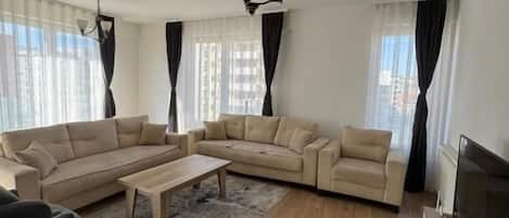 Apartment, Balcony, City View | Ruang tamu | TV skrin rata
