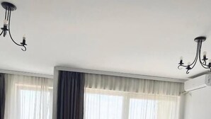 Una sala de estar moderna con un sofá modular, una mesita de centro y una araña.