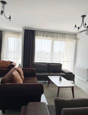 Appartement, balcon, vue ville | Coin séjour