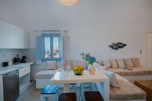 Luxury Cycladic Residence with Private Balcony, Upper Floor | Zona de estar