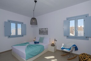 Luxury Cycladic Residence with Private Balcony, Upper Floor | Sábanas de algodón egipcio y ropa de cama de alta calidad