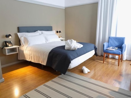 Escritorio y espacio para trabajar con laptop . Hotel Ciudad del Sol