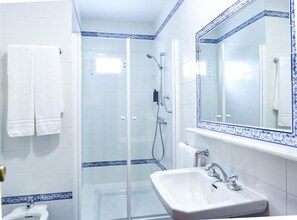 Single Room, City View | Bathroom | Hair dryer, towels - Hotel Ciudad del Sol (Ecija)