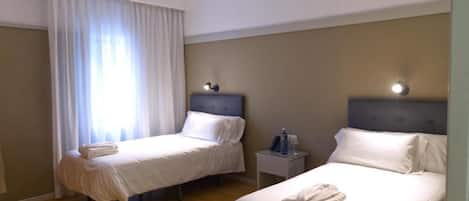 Escritorio, espacio para trabajar con laptop y insonorización
