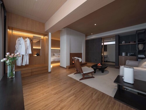 Shangri-La City Yunjian Songyue
