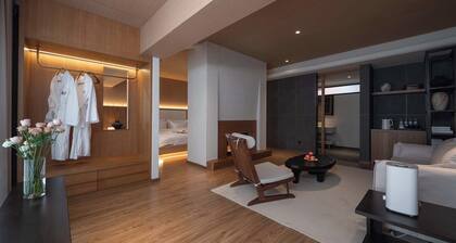 Shangri-La City Yunjian Songyue