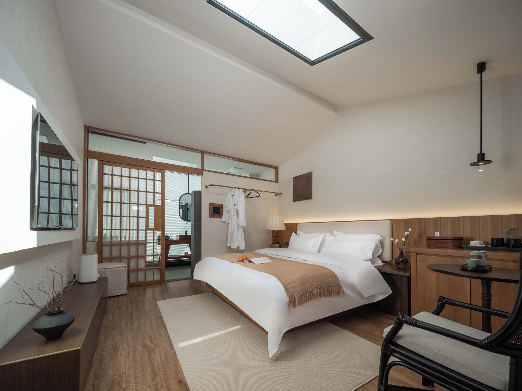 Premium bedding, down comforters, minibar, individually furnished