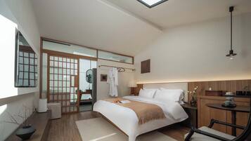 Premium bedding, down comforters, minibar, individually furnished
