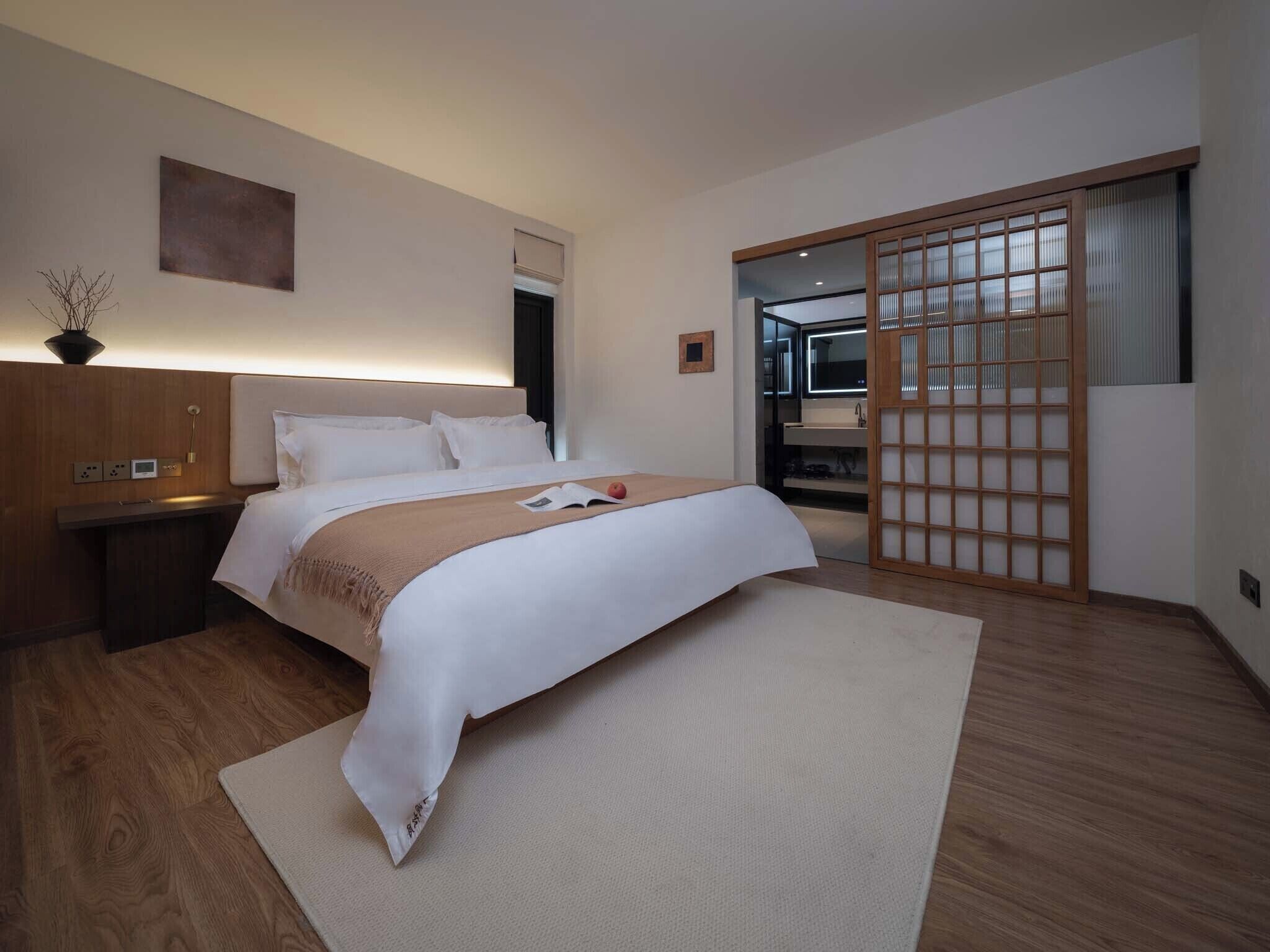 Standard Suite | Premium bedding, down comforters, minibar, individually furnished