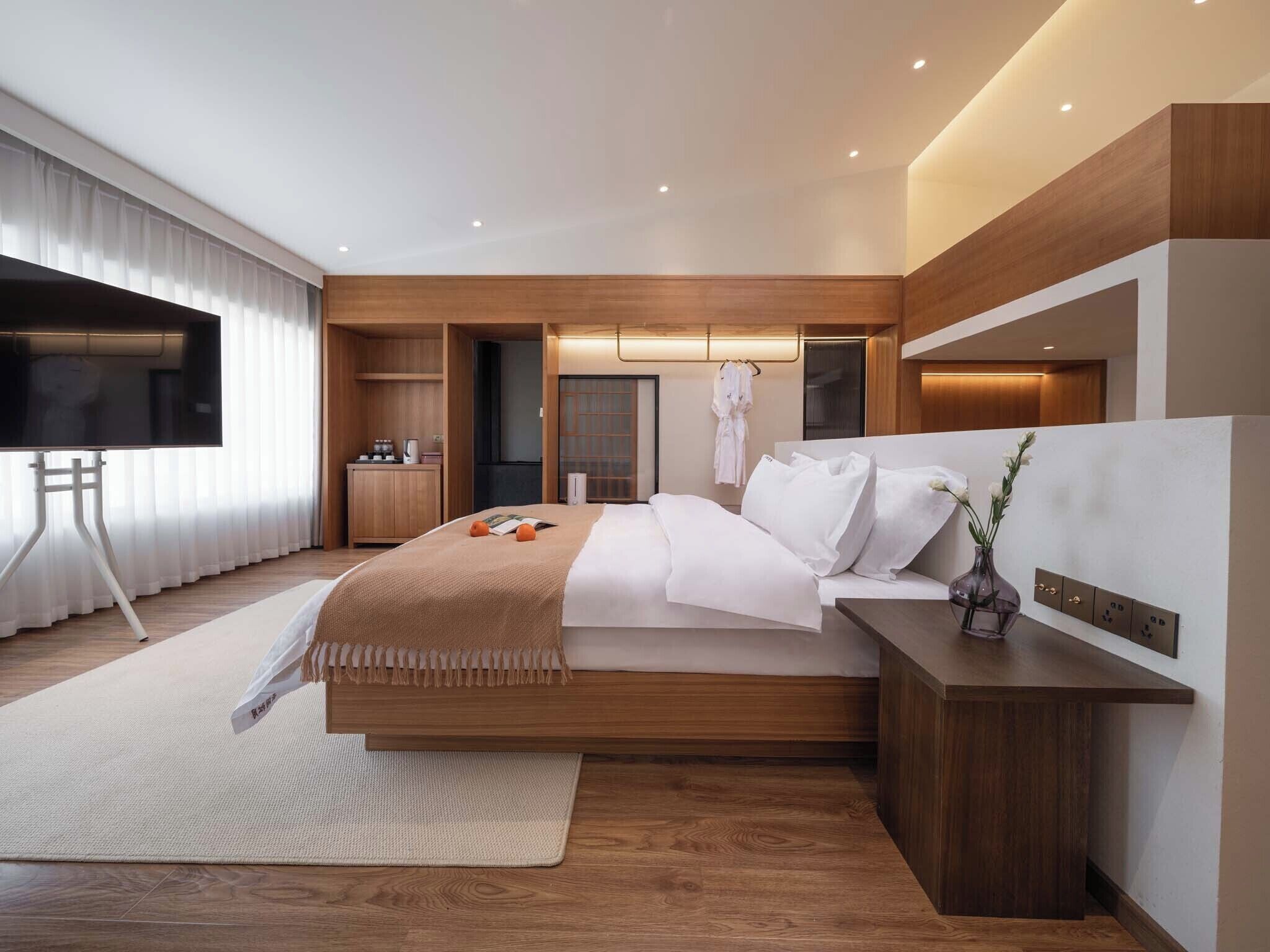 Senior Suite | Premium bedding, down duvets, minibar, individually furnished