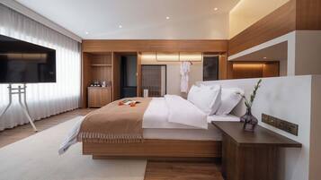 Senior Suite | Premium bedding, down duvets, minibar, individually furnished