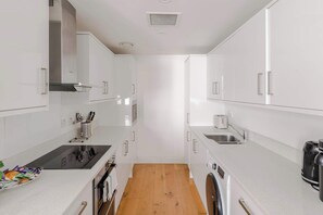 Fridge, microwave, oven, stovetop - 3-Bed Flat Near Oxford Circus - Sleeps 6 - AC (London)