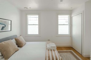Desk, iron/ironing board, travel cot, WiFi - 3-Bed Flat Near Oxford Circus - Sleeps 6 - AC (London)