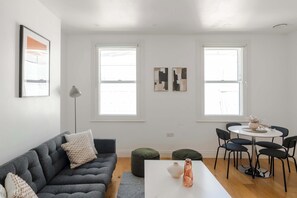TV, offices - 3-Bed Flat Near Oxford Circus - Sleeps 6 - AC (London)