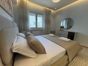 Cortinas blackout, tabla de planchar con plancha y wifi gratis 