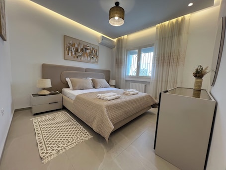 Cortinas blackout, tabla de planchar con plancha y wifi gratis . Villa Yasmine