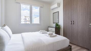 Departamento, balcón, vista a la ciudad | Escritorio, tabla de planchar con plancha y wifi gratis