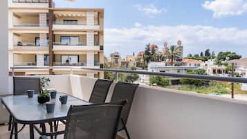 Apartment, Balcony, City View | Outdoor dining