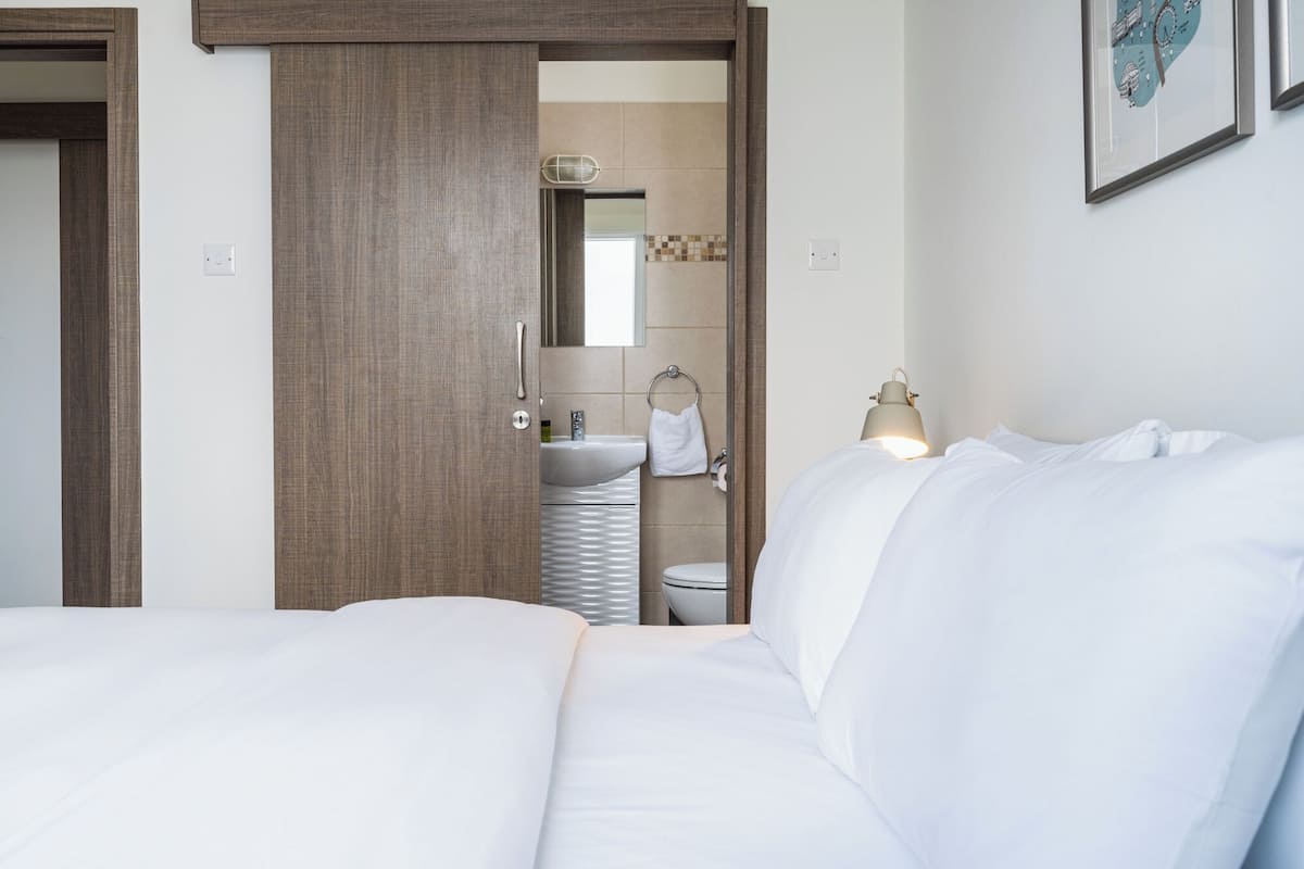 Apartment, Balkon, Stadtblick | Schreibtisch, Bügeleisen/Bügelbrett, kostenloses WLAN